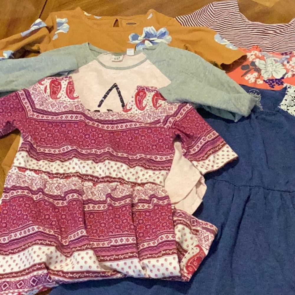 Girls size 6 6/7 Assorted clothes.  5 dresses 1 top.  Gap, Old Navy, Faded Glory
